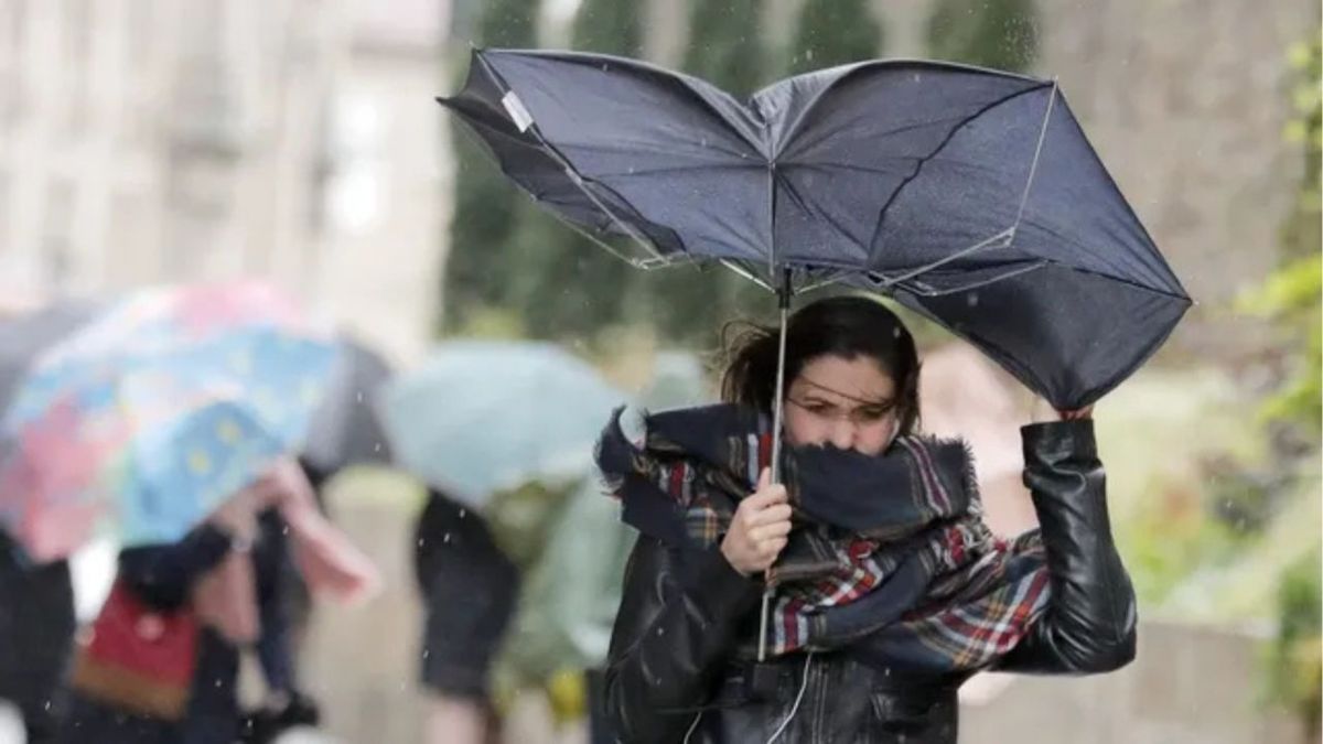 AEMET activates orange warnings for gusts of 90 km/h and waves of 5 meters before the thermal rise in Spain