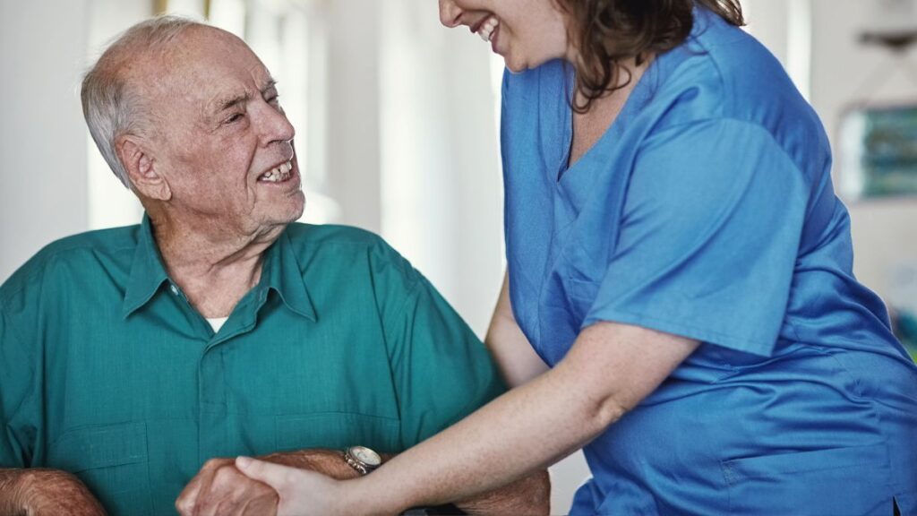 An elderly man leaves apartments, land and 250,000 euros to his caregiver and the neighbors claim that he forced him to sign the will: Justice annuls the inheritance due to his emotional dependence on the woman