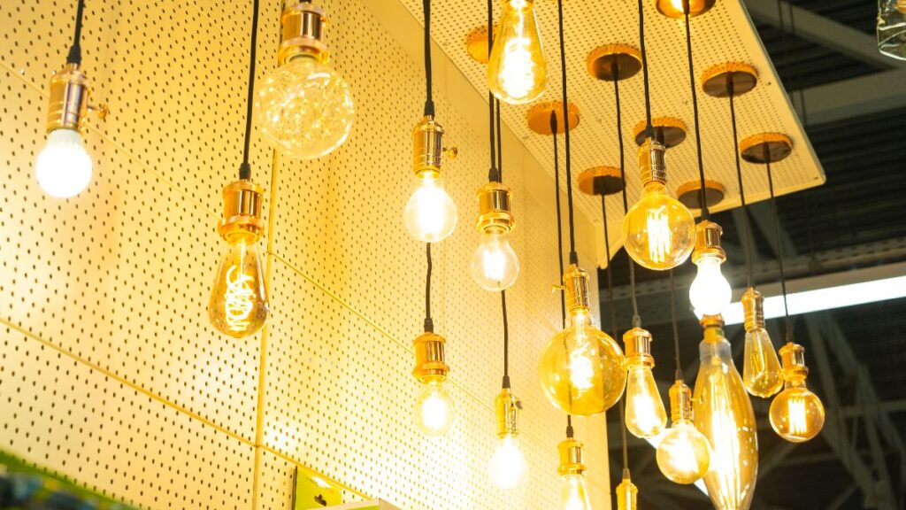 The price of electricity today, Friday, May 8, 2026 in the PVPC drops after days of increases, but there are still sections that exceed 200 euros