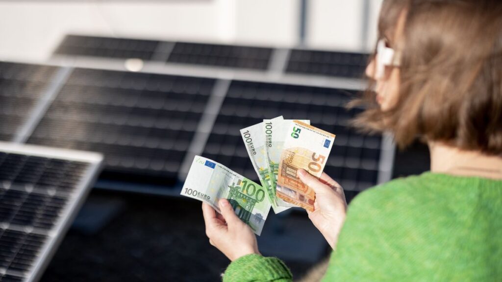 They install solar panels to save electricity and now they pay 300 euros more on the bill for a reason