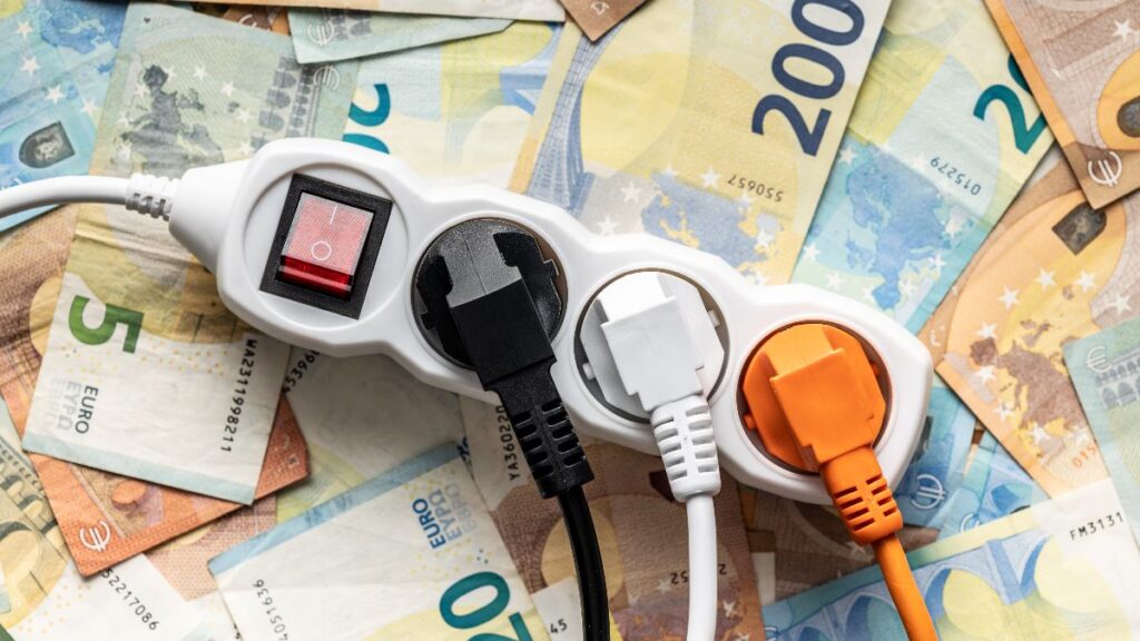 The price of electricity on Friday, May 8, plummets but there will still be 10 bands with prices above 100 euros