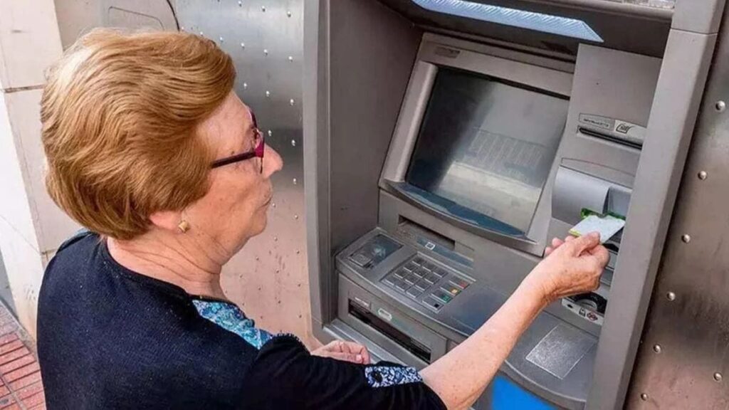 A widow takes 46,000 euros from her husband's accounts before he died to transfer them to her own and her daughters report: Justice orders them to be returned as it is not proven that he donated them to them