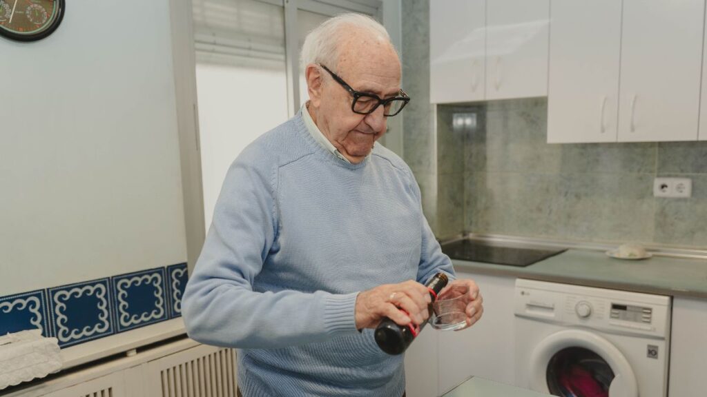 Miguel Ángel, 78-year-old retiree: "I've been sharing a flat for 6 years because I can't live alone with 650 euros; the other person who lives here earned 450"