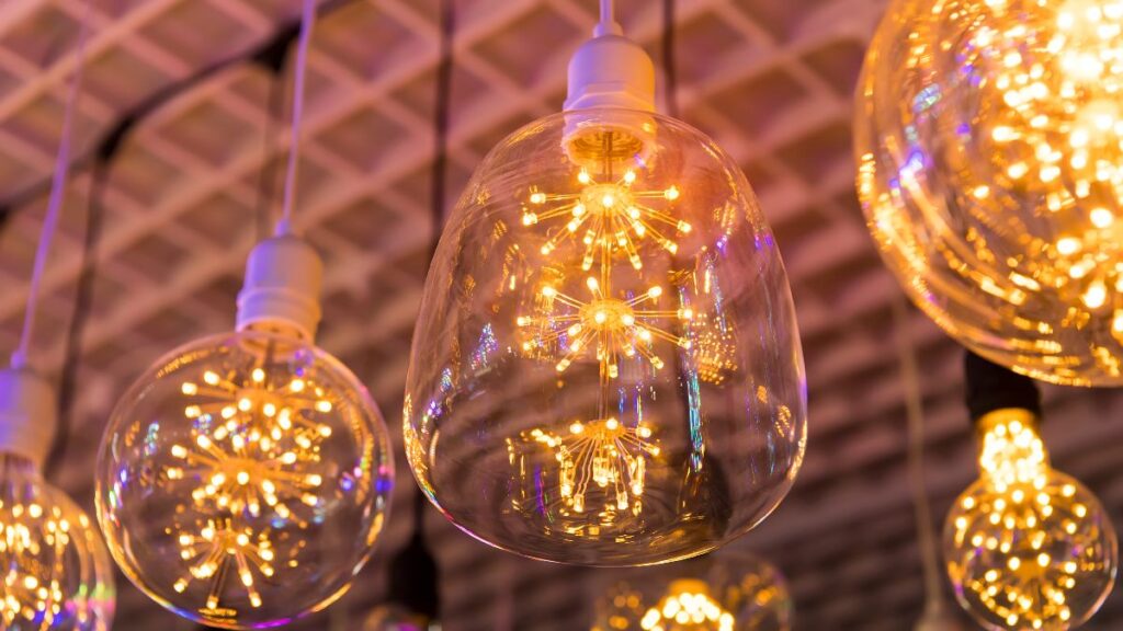 The price of electricity today, Saturday, May 9, 2026 in the PVPC plummets, although there are 8 sections above 100 euros
