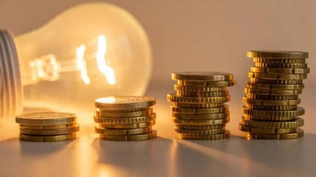 The price of electricity today Monday, May 11, 2026 in the PVPC skyrockets and a strip will touch 350 euros
