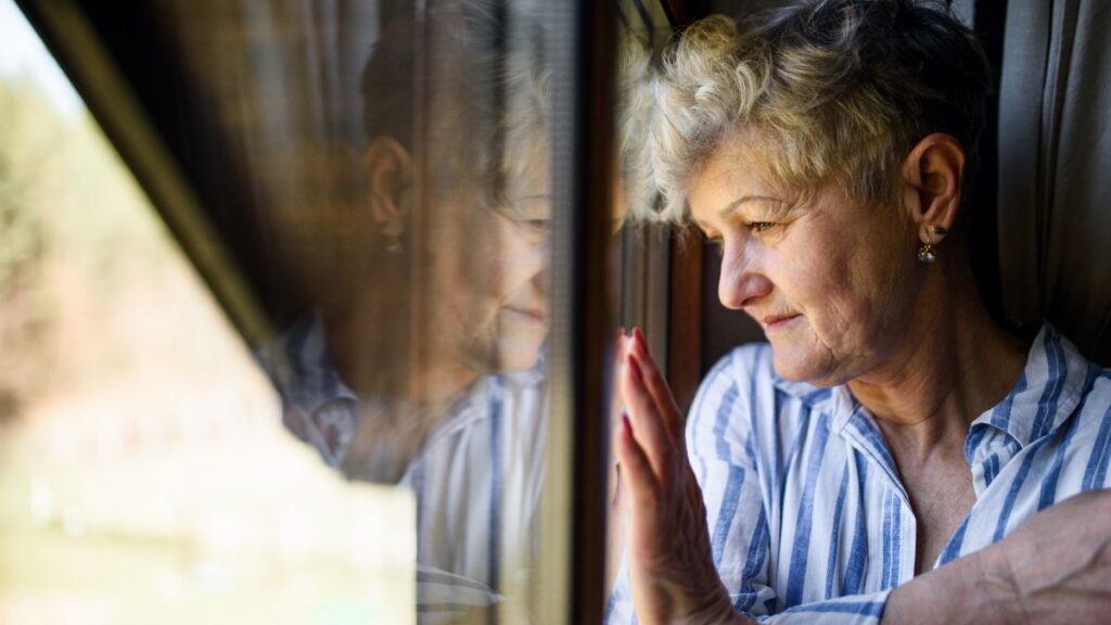 A woman lends the keys to her inherited house to her 67-year-old brother and ten years later she continues to live there without paying: she refuses to abandon it or let it be sold