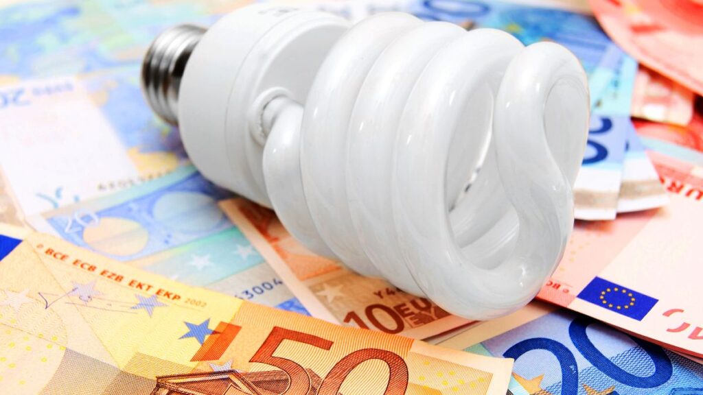 The price of electricity today, Tuesday, May 12, at the PVPC rises again and two bands exceed 200 euros