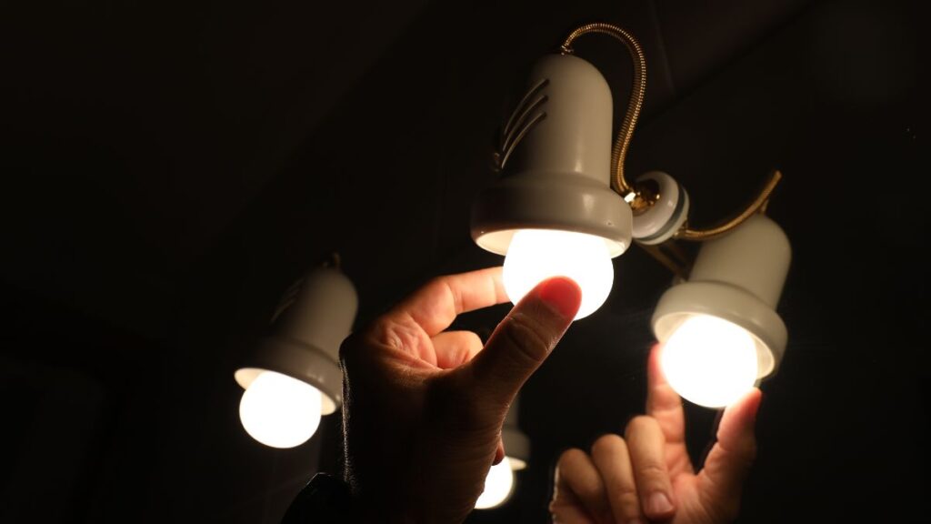 The price of electricity today, Wednesday, May 13, in the PVPC drops but there are still sections above 200 euros