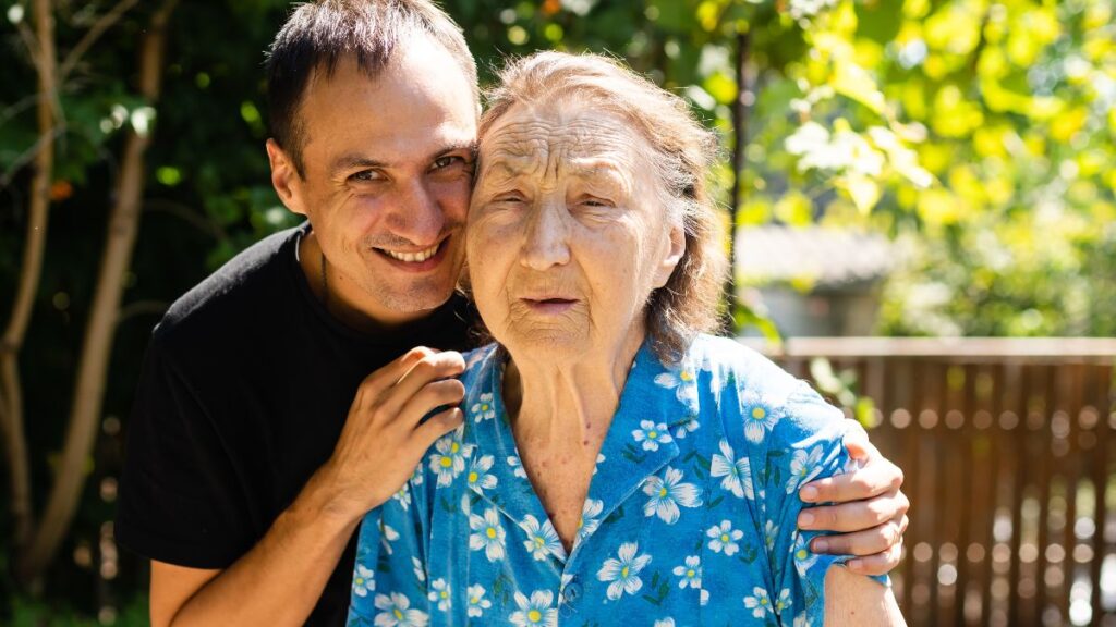 A man keeps his 106-year-old mother's house while he took care of her and his sisters take him to trial: Justice invalidates the operation due to possible manipulation