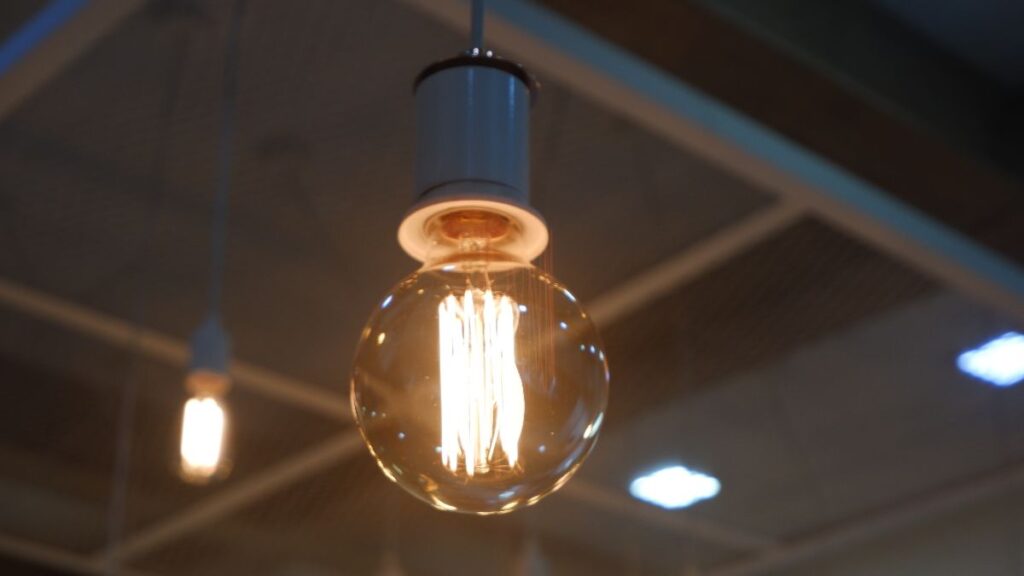The price of electricity today, Monday, May 18, in the PVPC soars with 2 sections above 200 euros