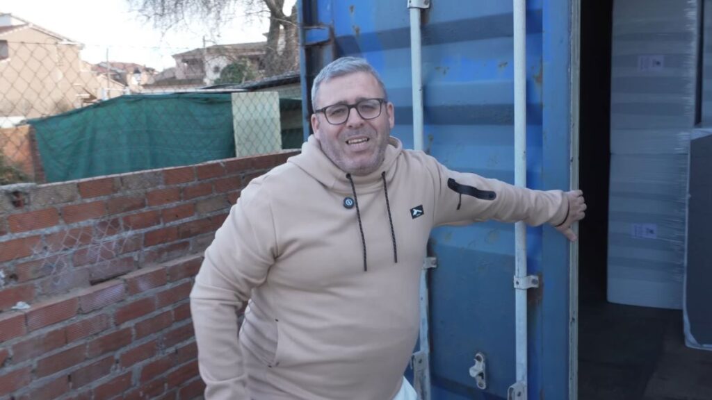 Matías, elevator operator: "I have purchased two 60 square meter containers for 4,500 euros. The total investment to build my home will amount to about 80,000 euros"