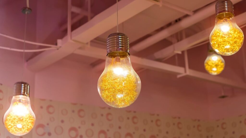 The price of electricity today, Thursday, May 21, at the PVPC drops again so there will be sections that exceed 270 euros