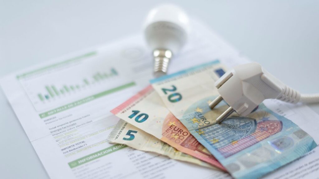 The price of electricity this Saturday, May 23, drops and leaves 8 sections below 0 euros