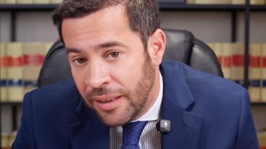 A lawyer warns that mutual insurance companies “usually” employ detectives to monitor permanent disability: “if it captures totally incompatible activities, you will be left without a pension.”