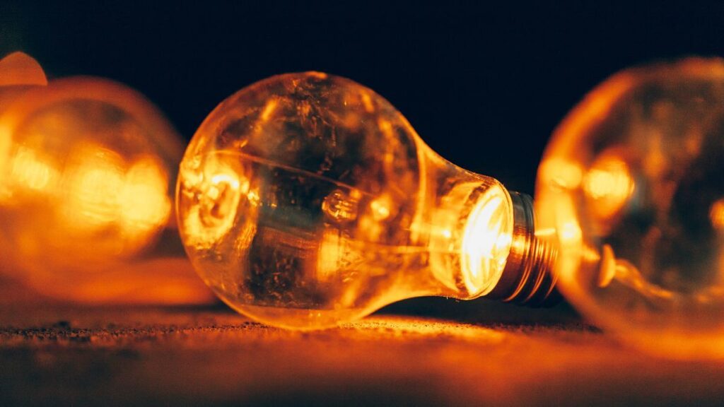 The price of electricity today, Sunday, May 24, in the PVPC rises, but maintains 8 sections below 60 euros