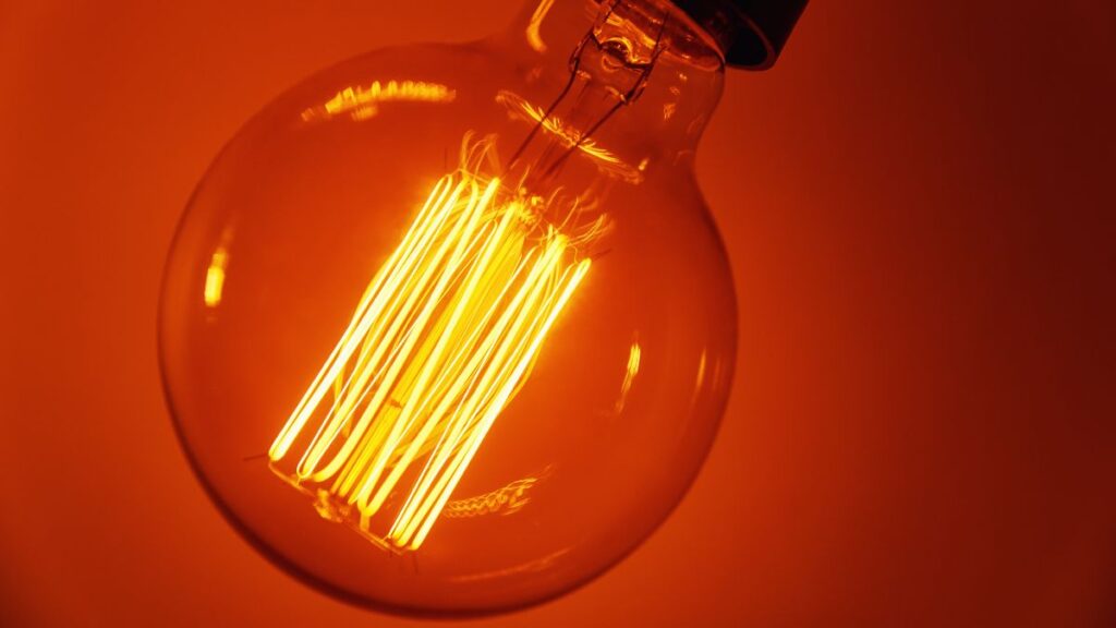 The price of electricity today, Saturday, May 23, 2026, in the PVPC plummets but maintains 8 bands above 100 euros