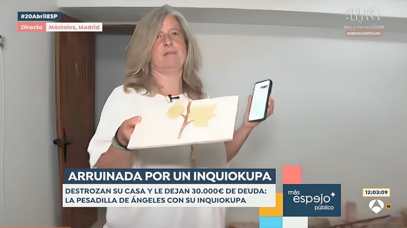Ángeles, tenant, showing the situation to the program - 'Public Mirror'.