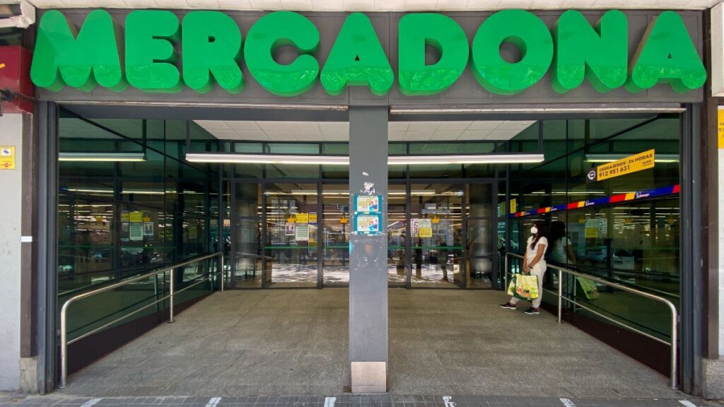 Mercadona says goodbye to the traditional fishmonger and the OCU clarifies how much the price of fish on a tray increases
