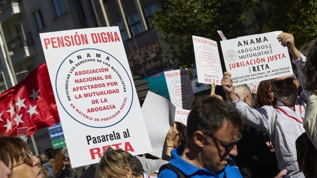 The law that improves the pensions of mutual lawyers leaves out retirees