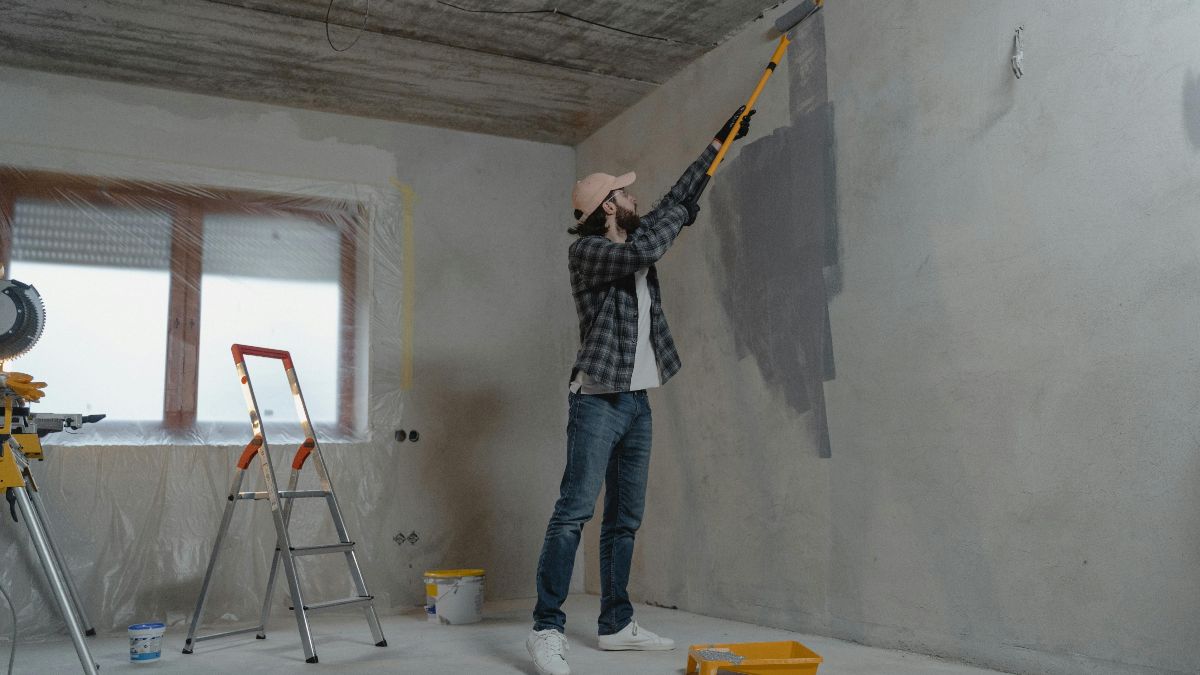 The Horizontal Property Law confirms it: if your neighbor transforms his house into a tourist apartment, he must ask your permission