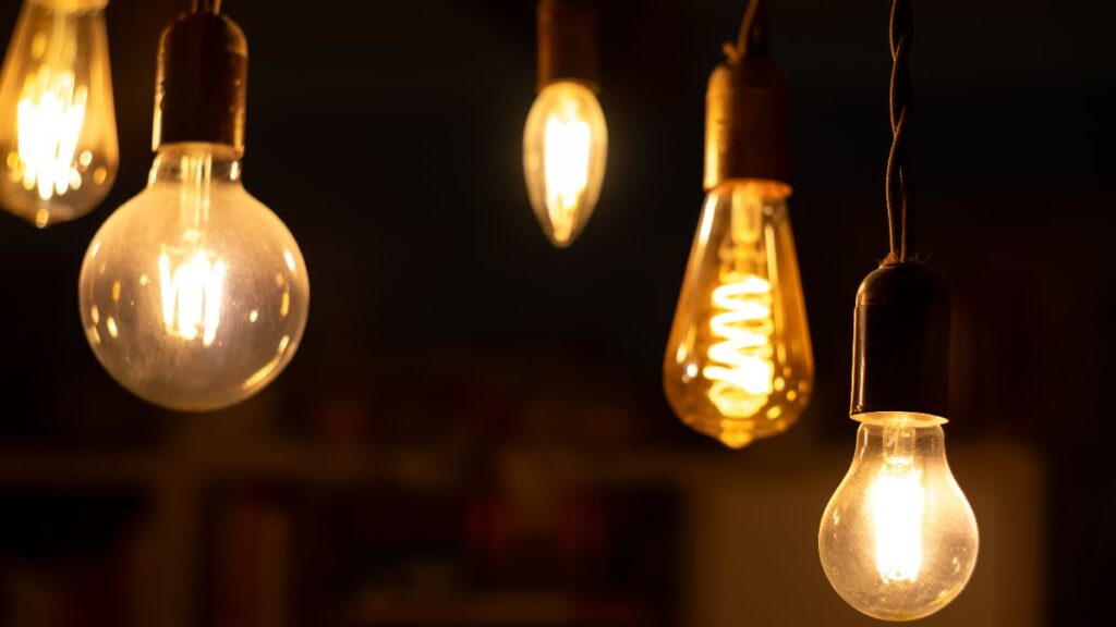 The price of electricity on Tuesday, May 26 at the PVPC rises again and 4 bands exceed 200 euros