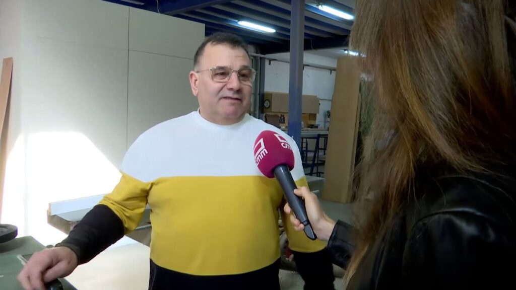Ángel, 48 years working as a carpenter: “I started when I was 14 and now a door can be made in 3 or 4 minutes; before it was half an hour”
