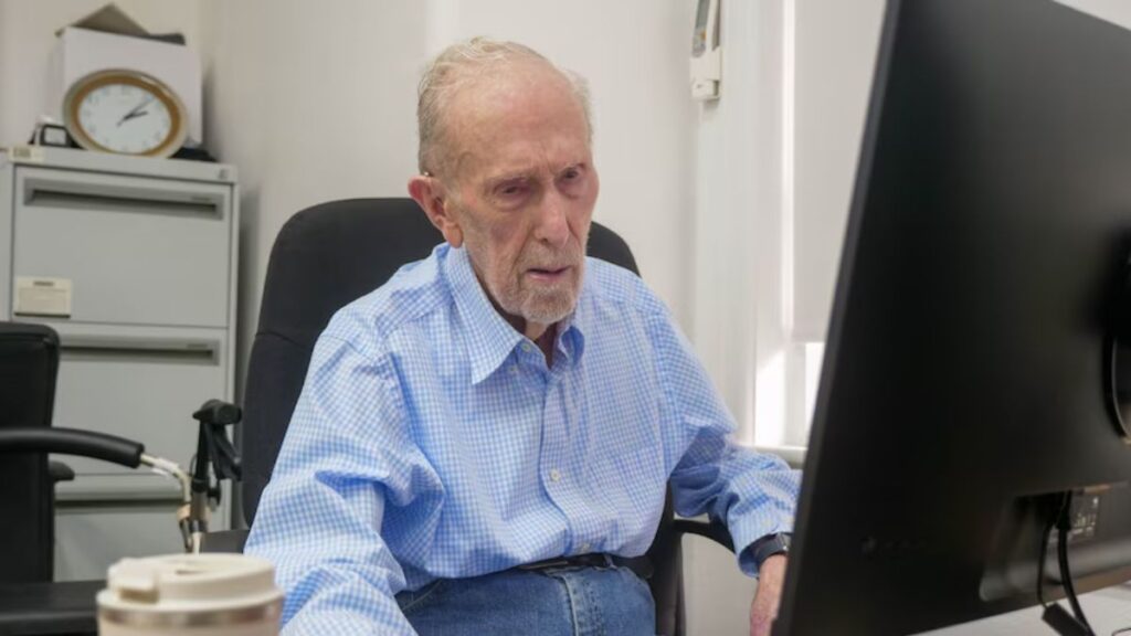 A 102-year-old old man teaches computing to other seniors: “You can't avoid having to use a computer”