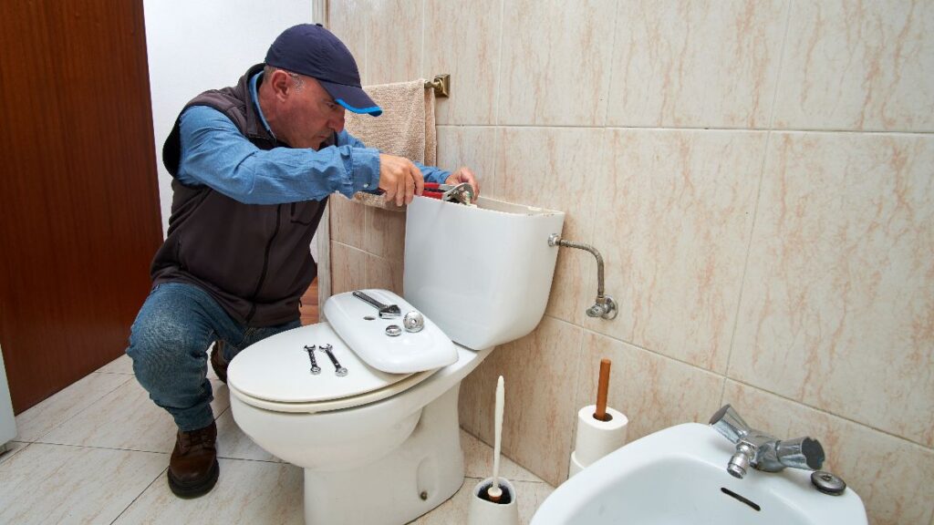 A plumber warns about how much it costs to fix a bathroom now: “The minimum is 30 euros per trip… if not, you lose money”
