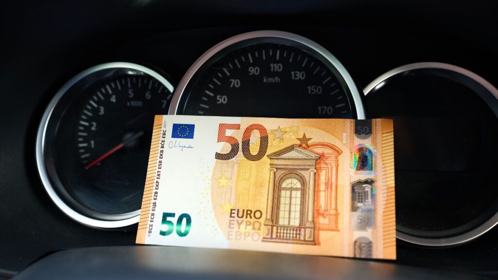 A taxi driver requests a loan of 41,500 euros and now they must return 2,490 euros because the opening commission was abusive and the Supreme Court endorses it