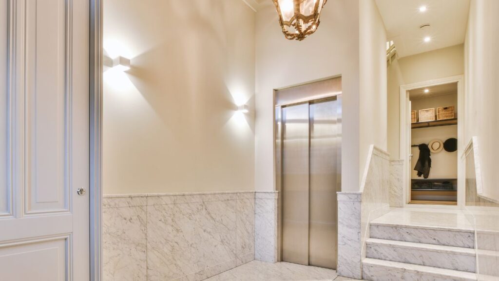 An owner denounces his community for occupying his premises when installing an elevator: Justice says that it was only 0.20 meters by not proving that the rest was his