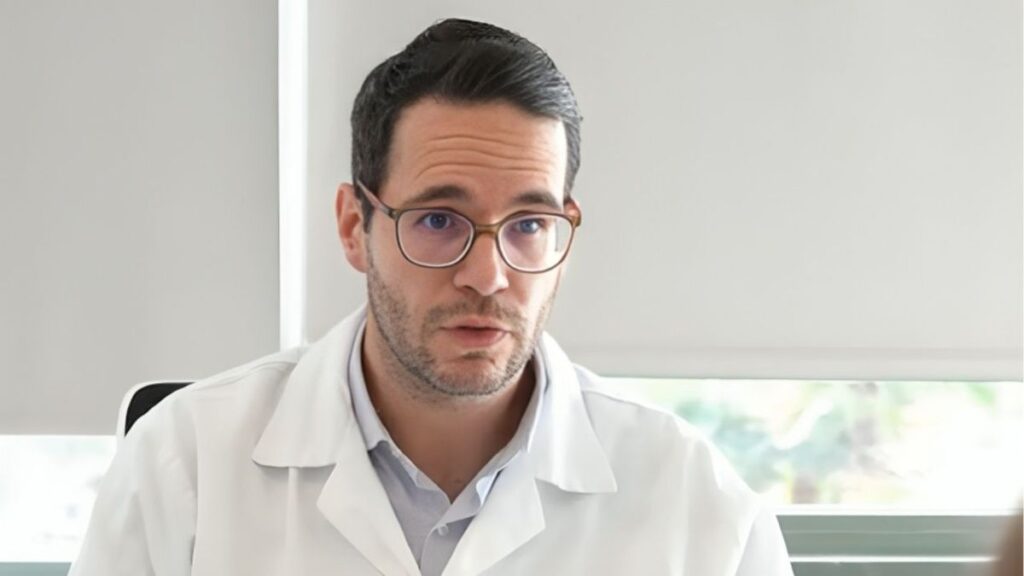 Juan Manuel Ceballos, neurologist: "You should eliminate wine, chocolate and aged cheese because they have nutrients that promote migraines"