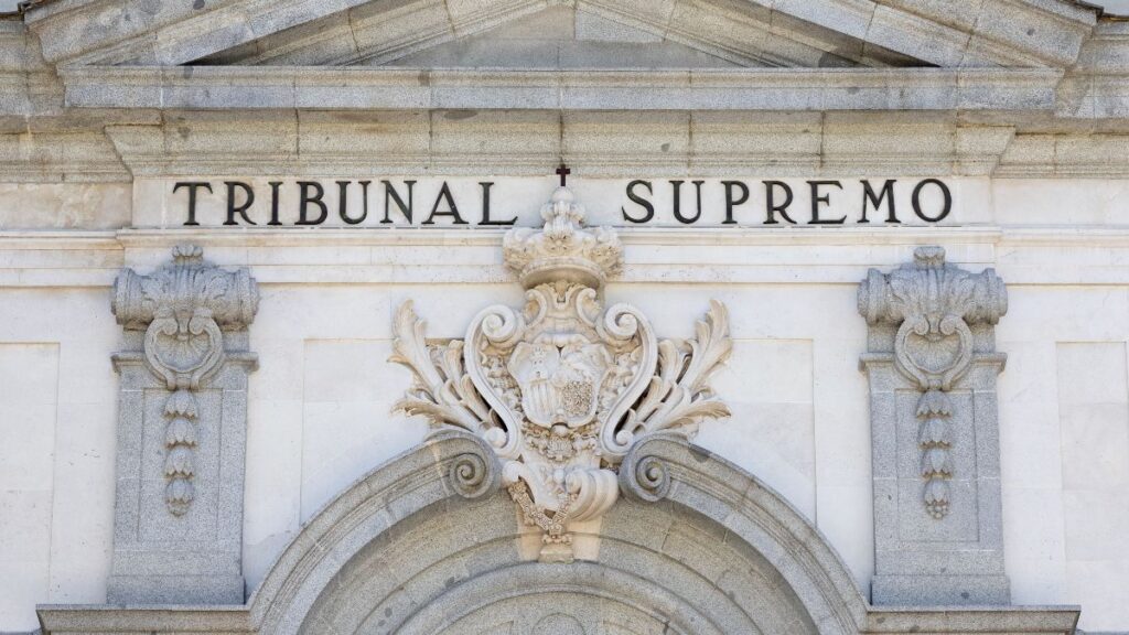 Social Security may withdraw the non-contributory pension ex officio and claim the extra amount collected without going to court.