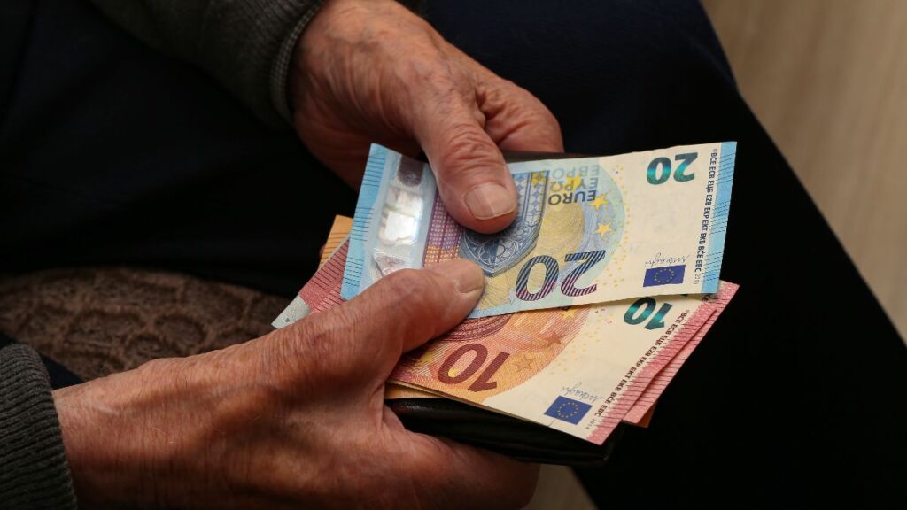 Social Security removes the Minimum Living Income from a man who lived with his brothers and supported his family in Morocco: Justice says that he should continue to be paid