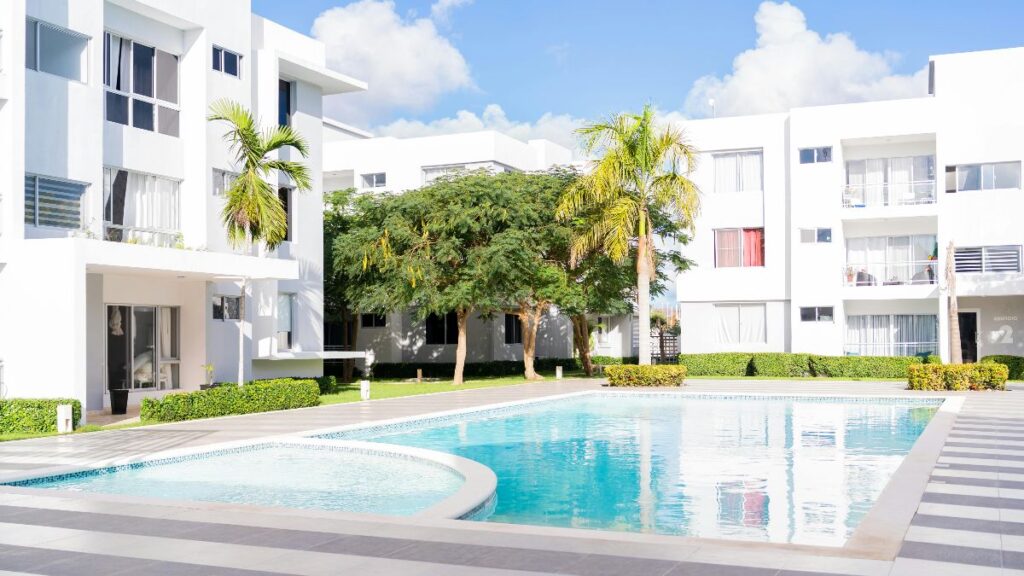 Official: The community of neighbors can prohibit the use of the pool to tenants who do not pay the fees
