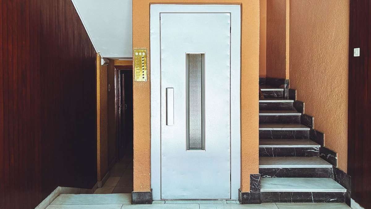 Confirmed by the Horizontal Property Law: all owners of a community must pay for the installation of the elevator if these neighbors request it, even if they do not use it
