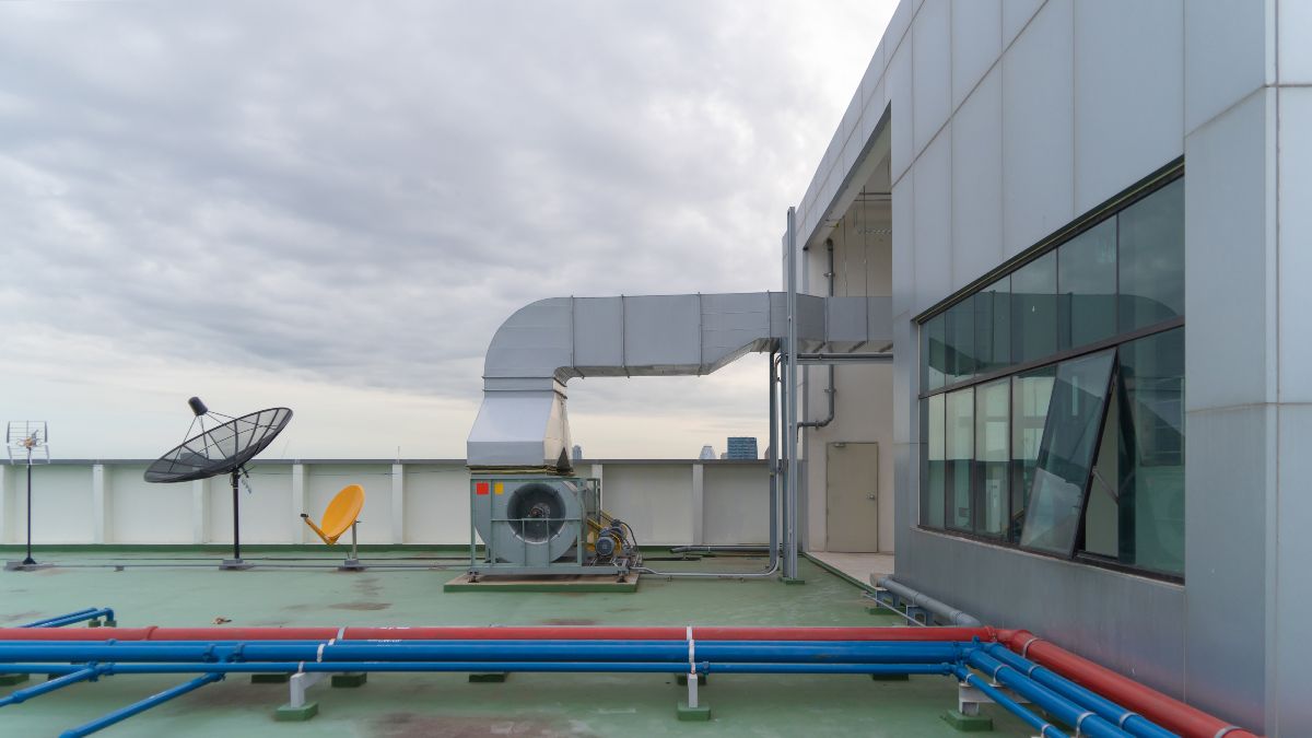 A community prohibits a neighbor who does not have a balcony from installing the air conditioning machine on the roof because they use it for hanging and it can be a nuisance: justice supports it