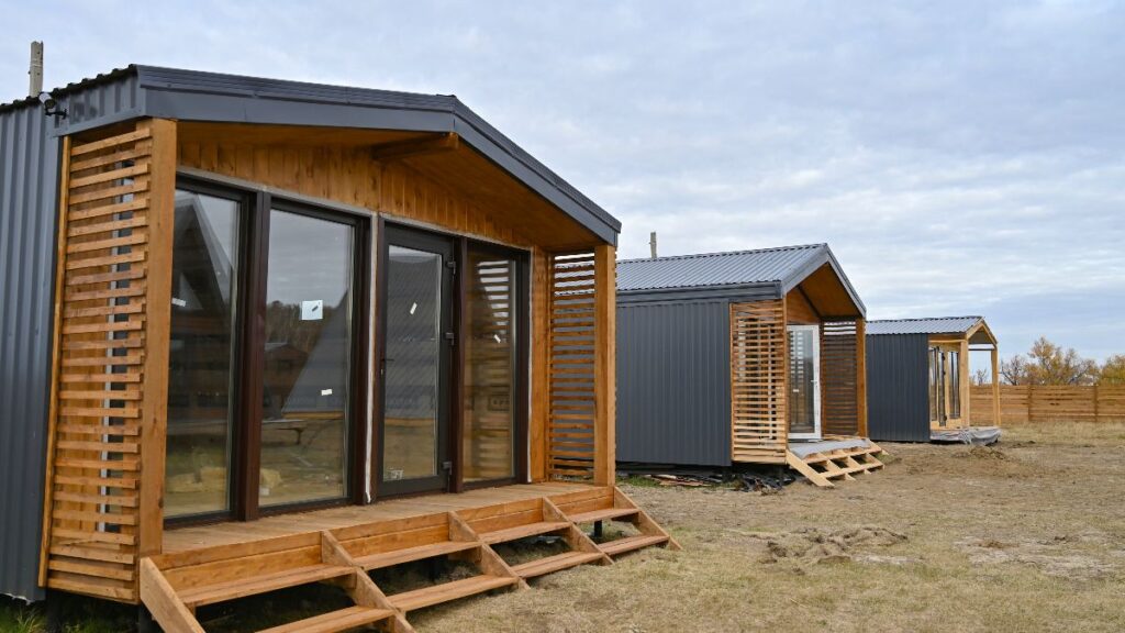 An agricultural company is forced to remove 7 prefabricated houses that it installed to house its seasonal workers for not having a planning license