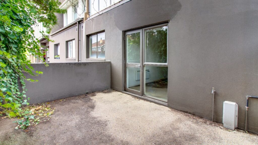 Who has to pay for the repair of a wall that separates two houses?