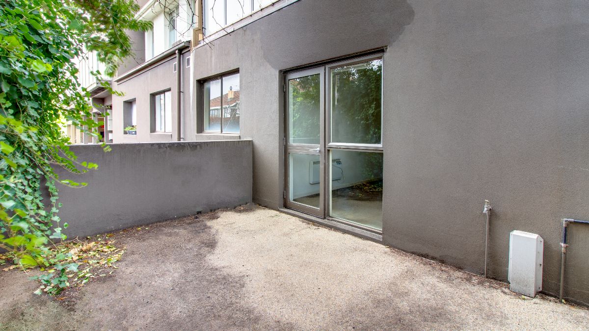 Who has to pay for the repair of a wall that separates two houses?