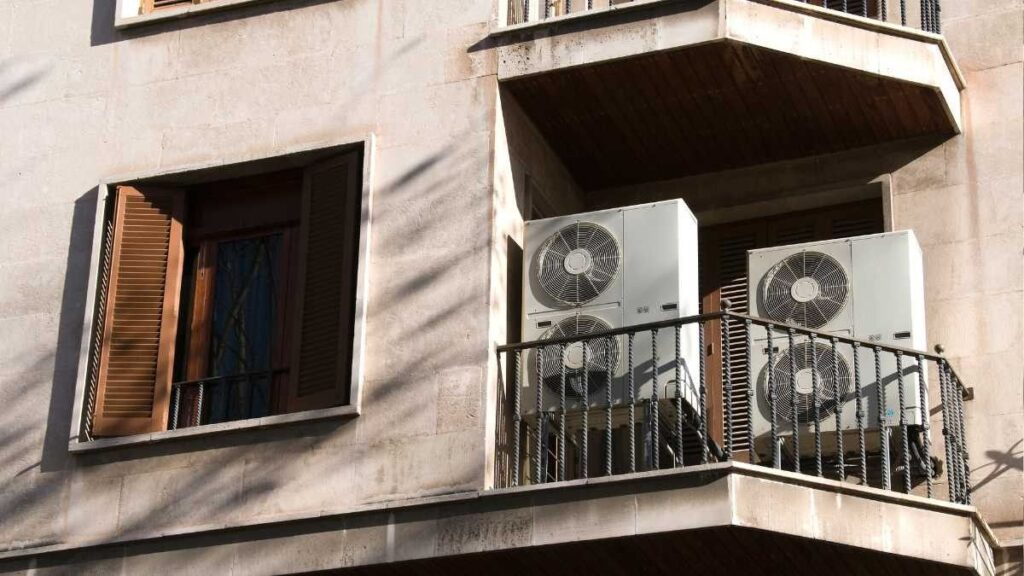 Install the air conditioning by passing the tubes through the terrace that a neighbor has been using for 40 years and Justice says he can do it because he had permission from the community and it was a common element