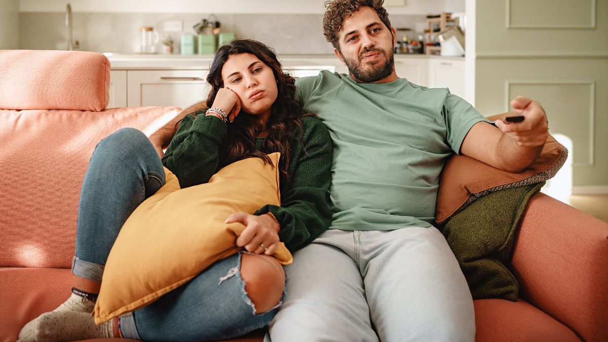 A landlord tries to kick out a tenant for her partner's behavior when he visits her and ends up forced to pay her 6,000 euros
