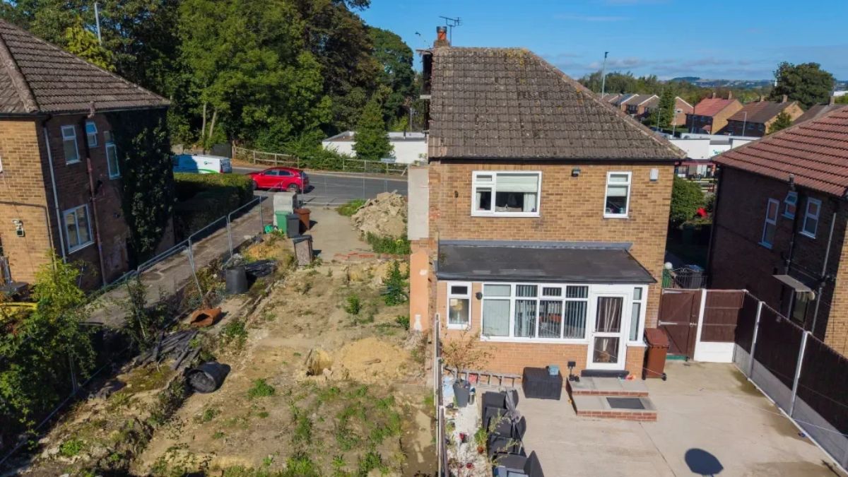 His neighbor demolishes the house to which his was attached and now it has leaks, holes in the walls and expenses of more than 740 euros per month on heating