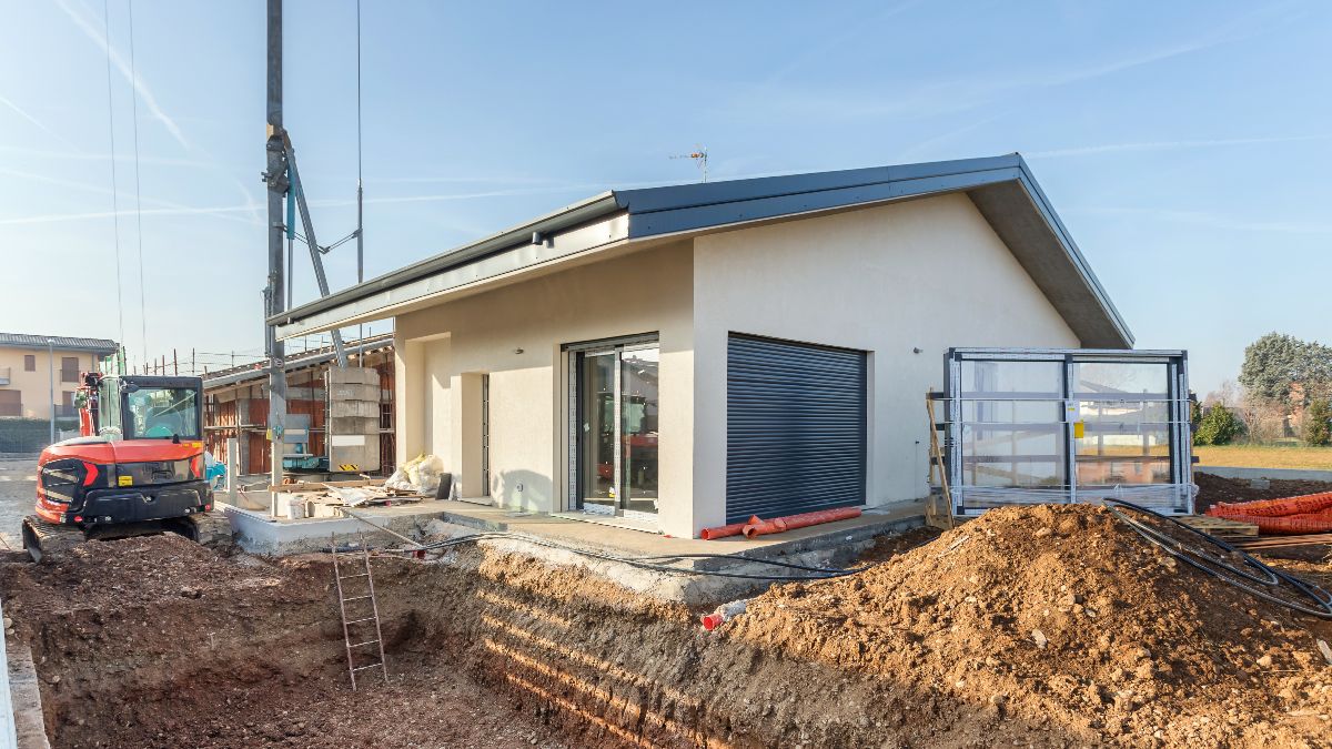 They install their house on the wrong plot and have to split it and move it to their land: the move will cost them another 62,000 euros