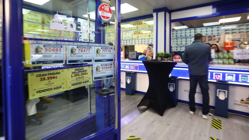 An employee buys a lottery ticket that a client had rejected for 9 euros and wins 11.4 million euros: the company fires him and they claim the prize