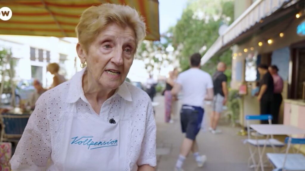 Marianne (81 years old) continues working as a waitress despite having been retired for years: “I can't stay at home and do nothing”
