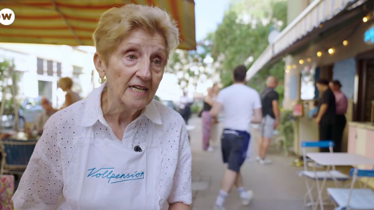 Marianne (81 years old) continues working as a waitress despite having been retired for years: “I can't stay at home and do nothing”