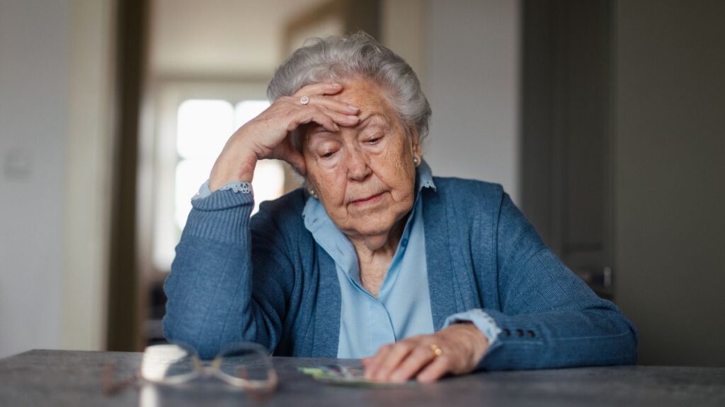 An almost 80-year-old retiree loses more than 4,600 euros after befriending a stranger on the Internet who asked her for money for medical expenses
