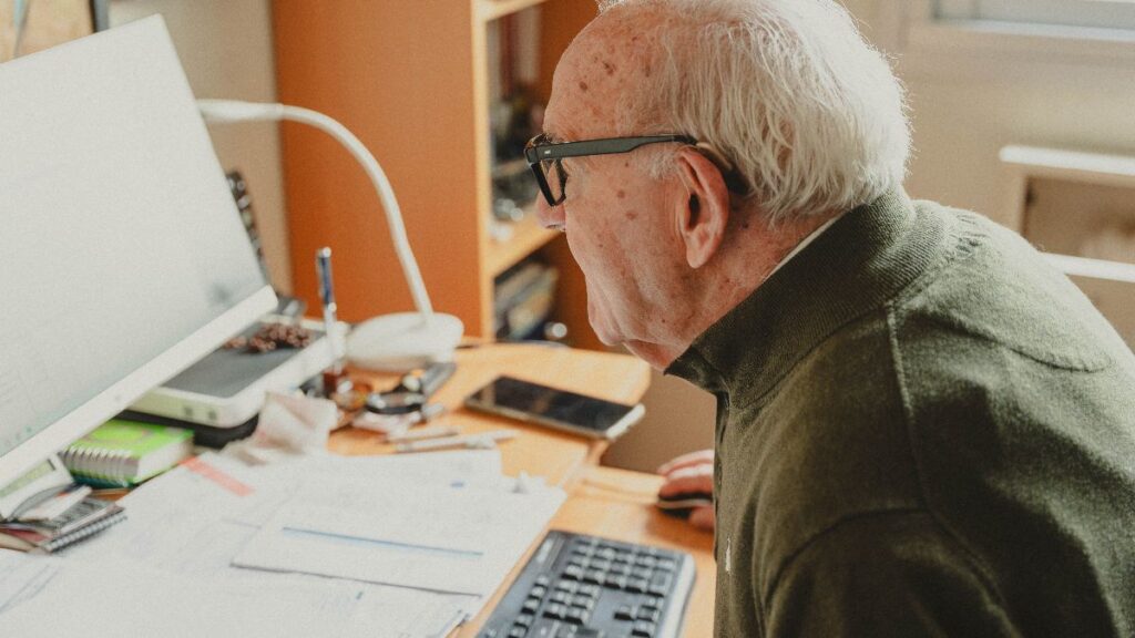 A retiree leaves his inheritance to a model he met online and his daughter manages to annul the will: the woman did not exist