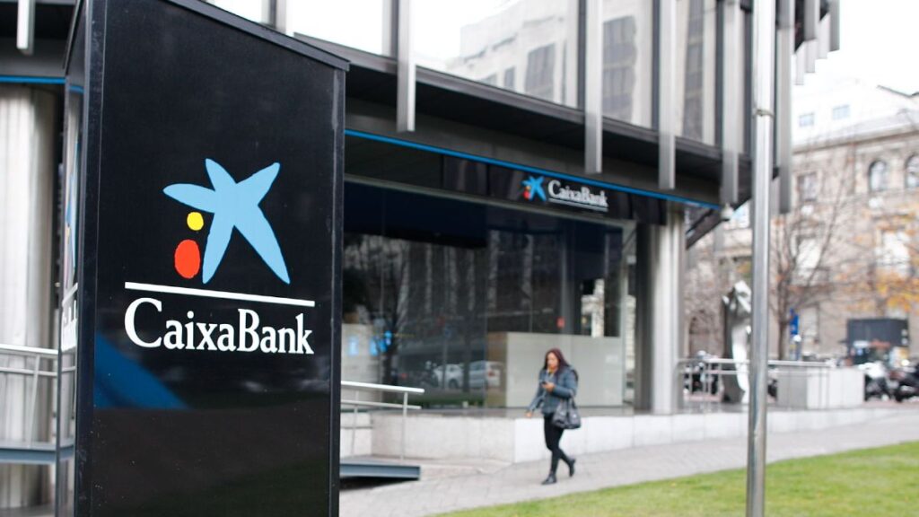 CaixaBank claims 25,810.89 euros from a retiree for retiring before the age of 63 and continuing to collect the pre-retirement agreement, but the court rejects it because he claimed it late