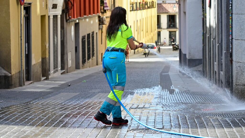 A 37-year-old cleaner with bipolar disorder achieves absolute disability with a pension of 907.68 euros because justice rejects Social Security waiting to see if she improves